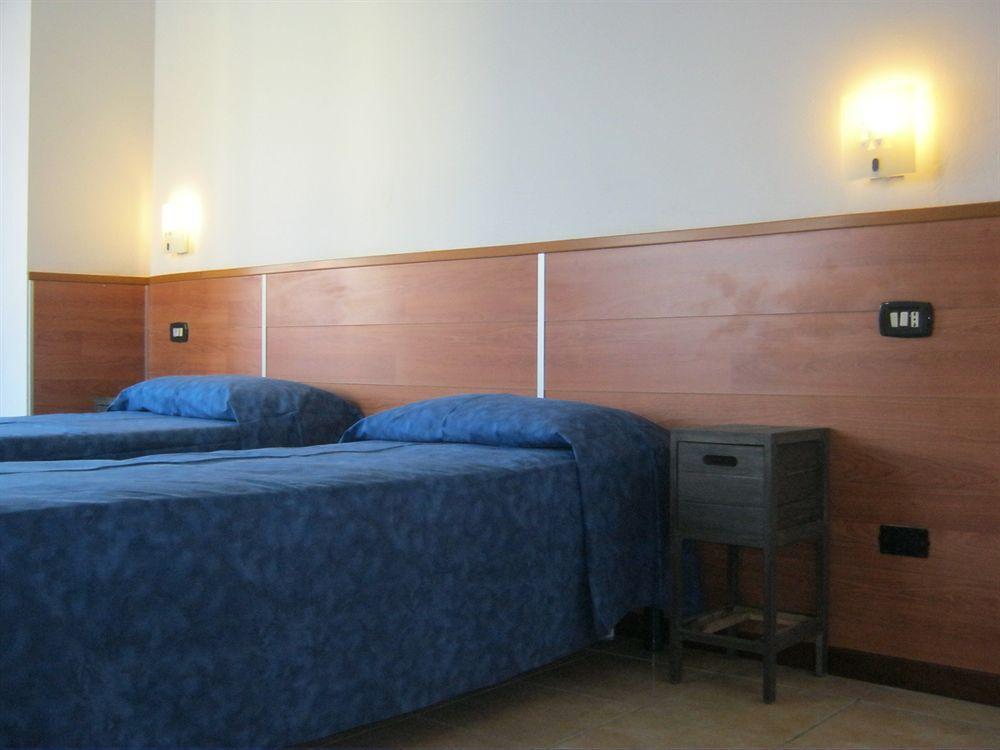 Hotel Don Carlos Buscate Exterior foto